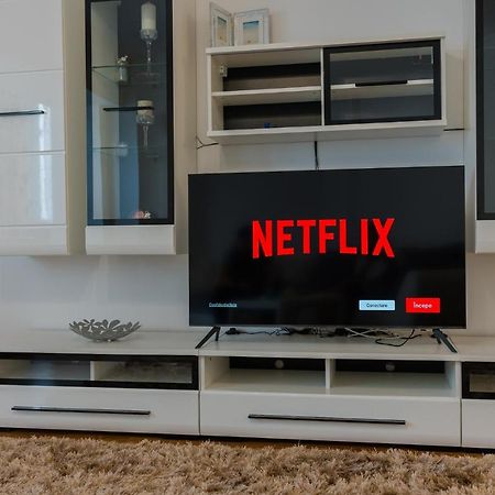 Cozy & Spacious 2Br Apartment With Netflix Bucarest Esterno foto