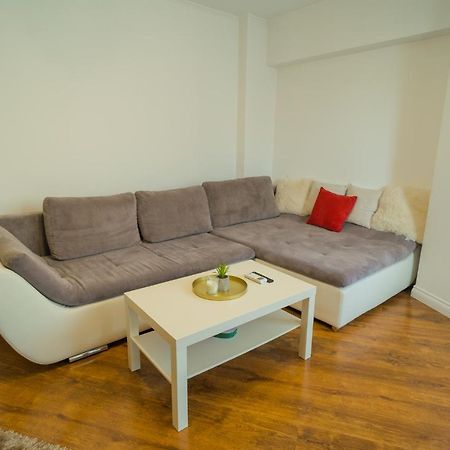 Cozy & Spacious 2Br Apartment With Netflix Bucarest Esterno foto