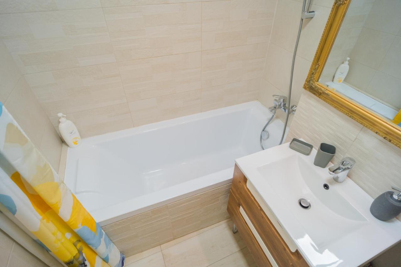 Cozy & Spacious 2Br Apartment With Netflix Bucarest Esterno foto