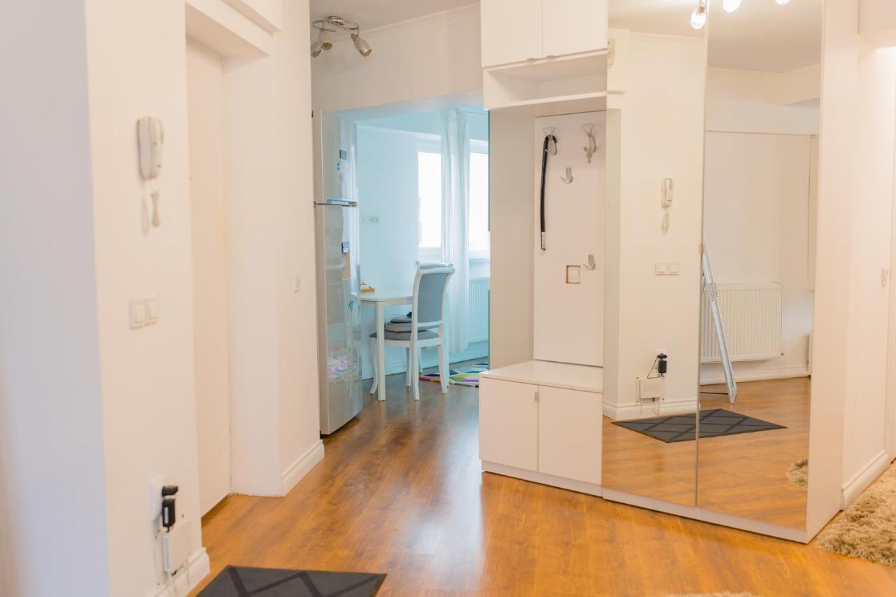 Cozy & Spacious 2Br Apartment With Netflix Bucarest Esterno foto