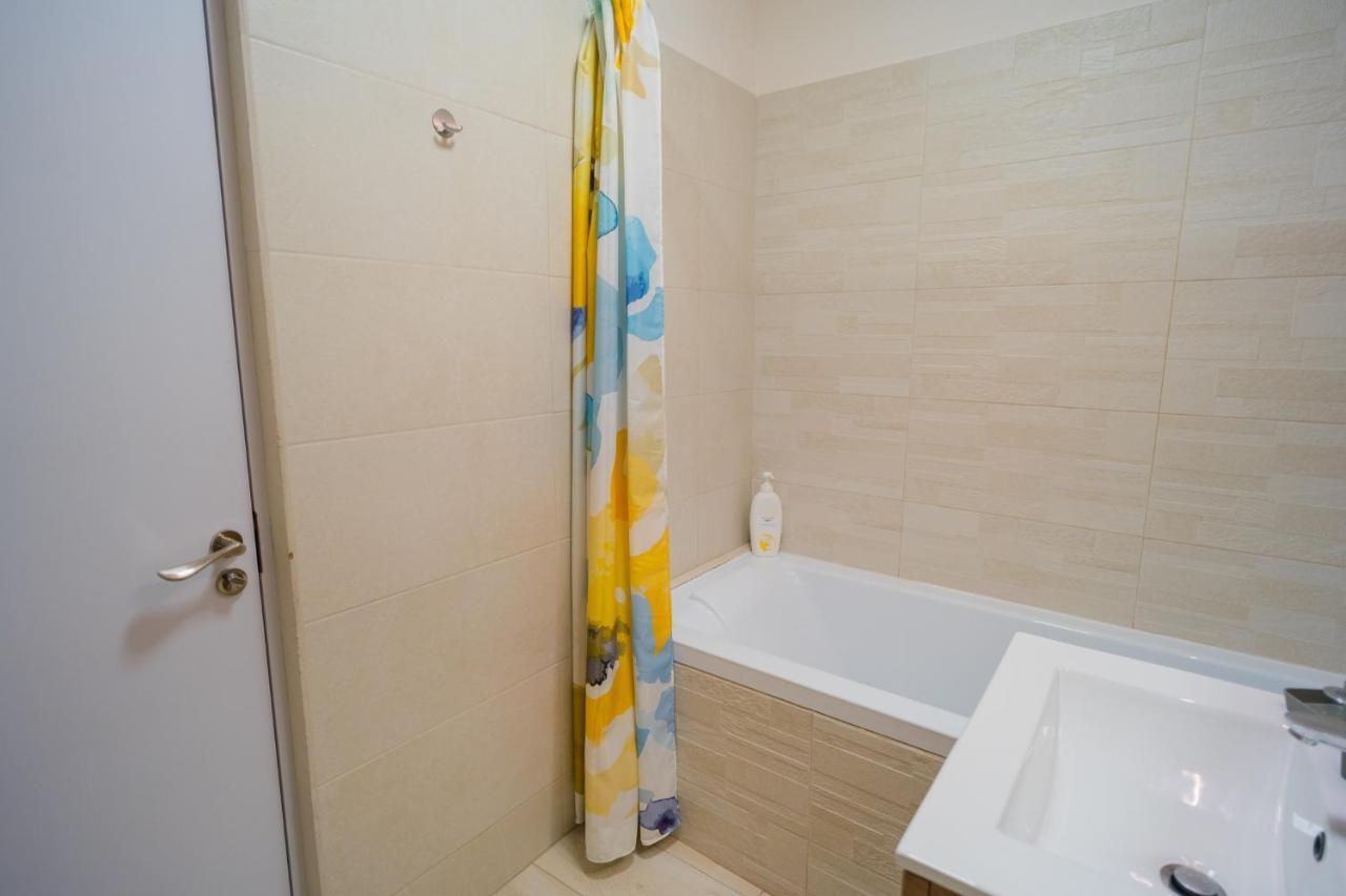 Cozy & Spacious 2Br Apartment With Netflix Bucarest Esterno foto