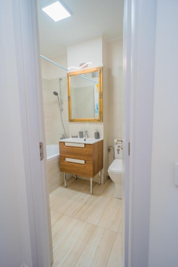 Cozy & Spacious 2Br Apartment With Netflix Bucarest Esterno foto