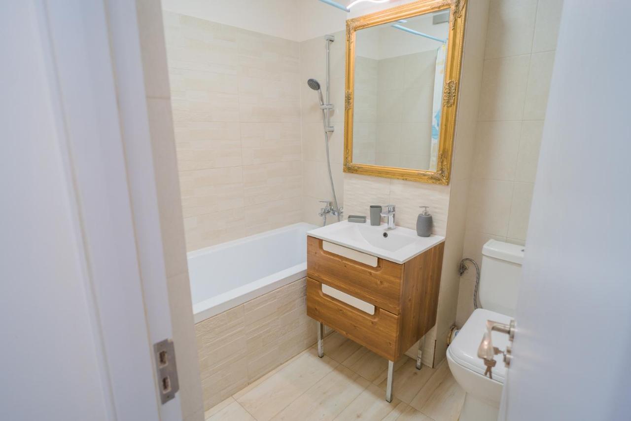Cozy & Spacious 2Br Apartment With Netflix Bucarest Esterno foto