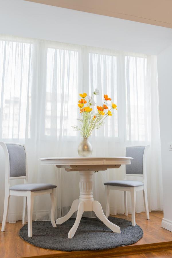 Cozy & Spacious 2Br Apartment With Netflix Bucarest Esterno foto