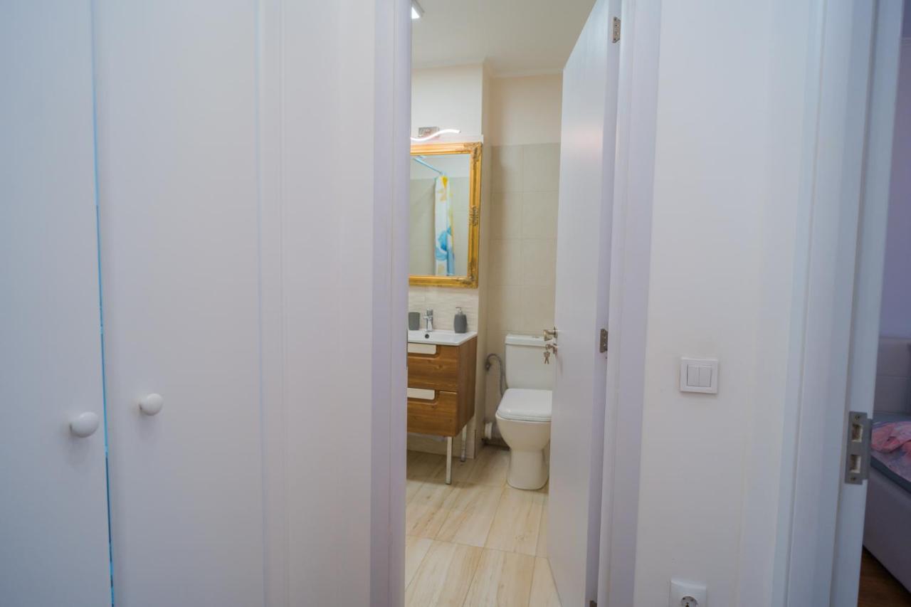 Cozy & Spacious 2Br Apartment With Netflix Bucarest Esterno foto