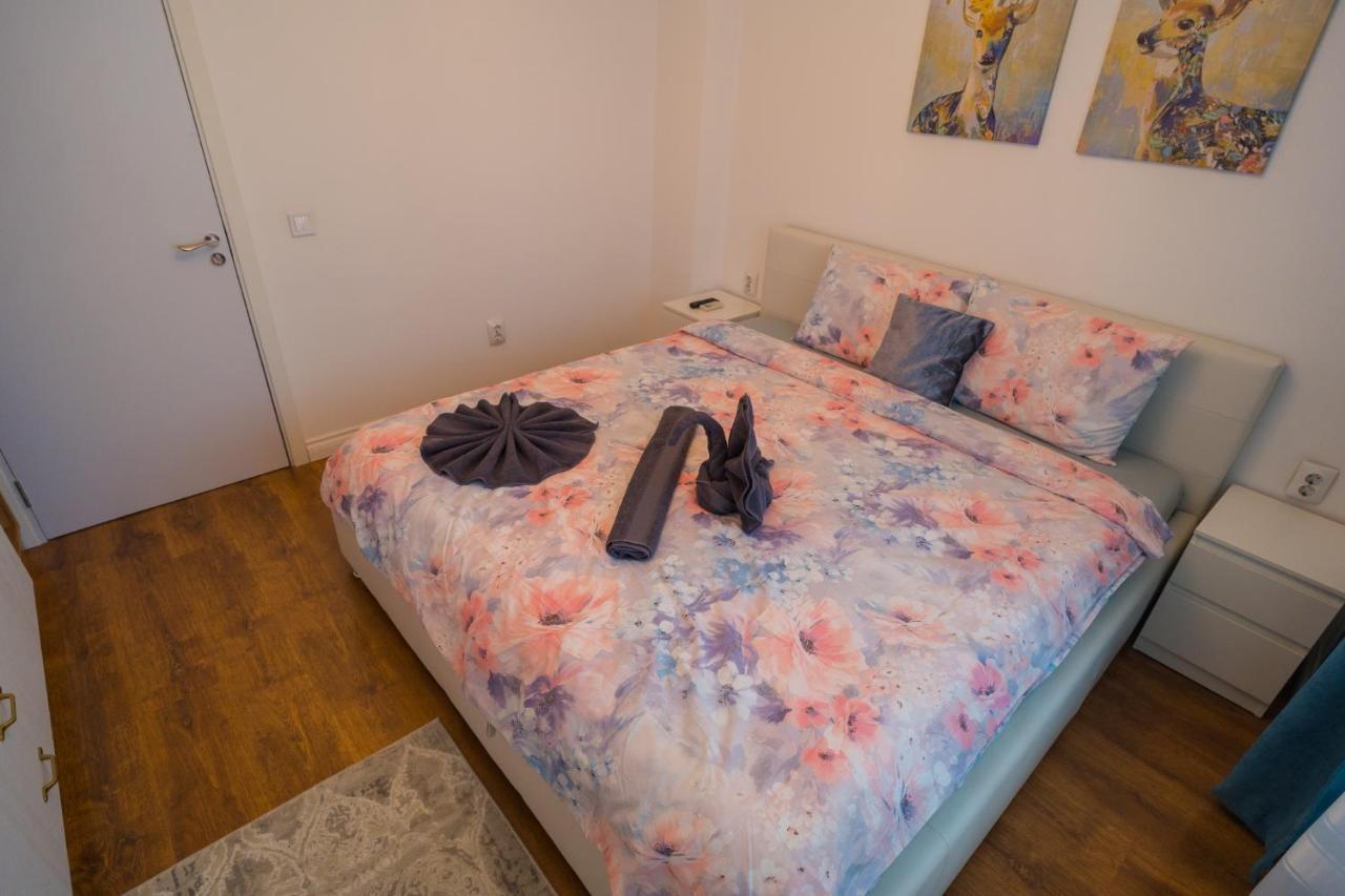 Cozy & Spacious 2Br Apartment With Netflix Bucarest Esterno foto