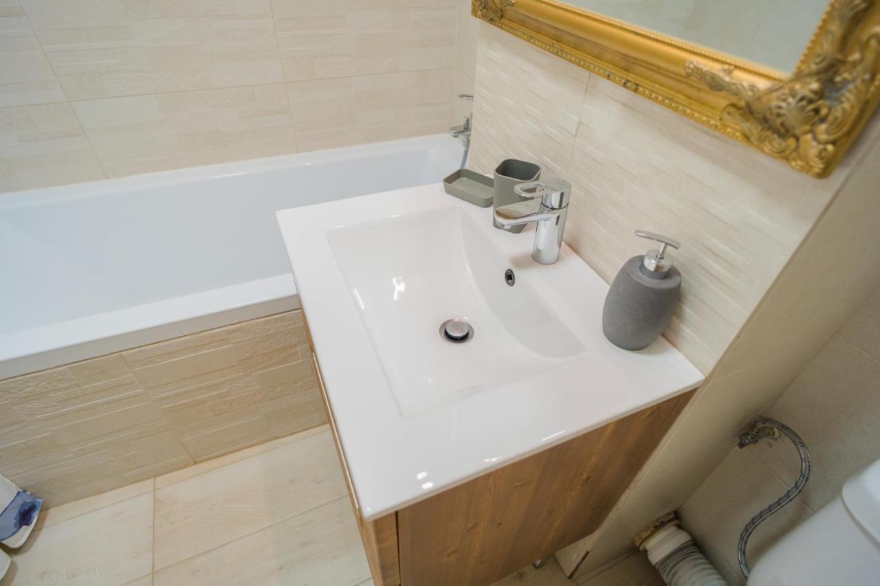 Cozy & Spacious 2Br Apartment With Netflix Bucarest Esterno foto