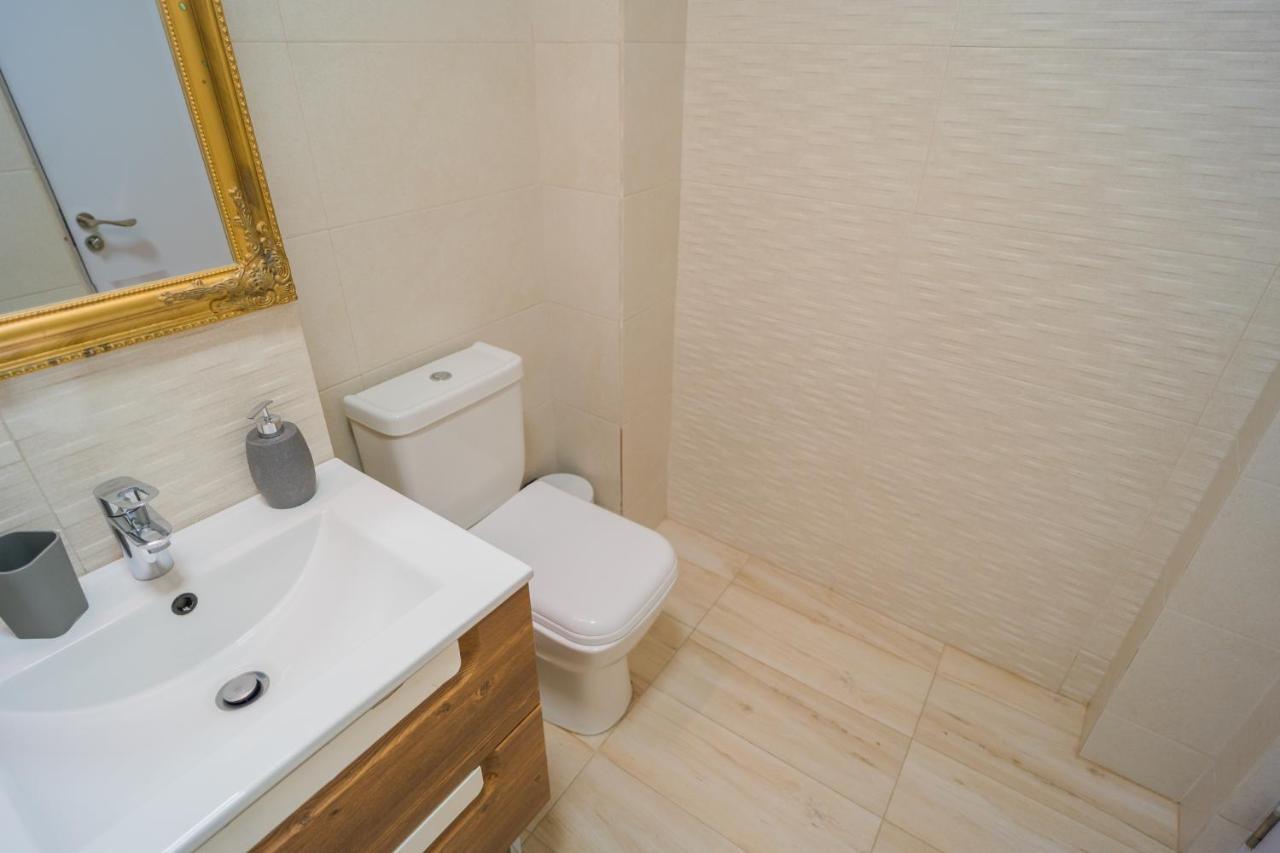 Cozy & Spacious 2Br Apartment With Netflix Bucarest Esterno foto