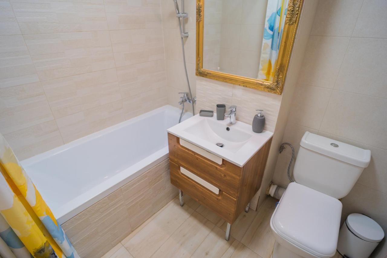 Cozy & Spacious 2Br Apartment With Netflix Bucarest Esterno foto