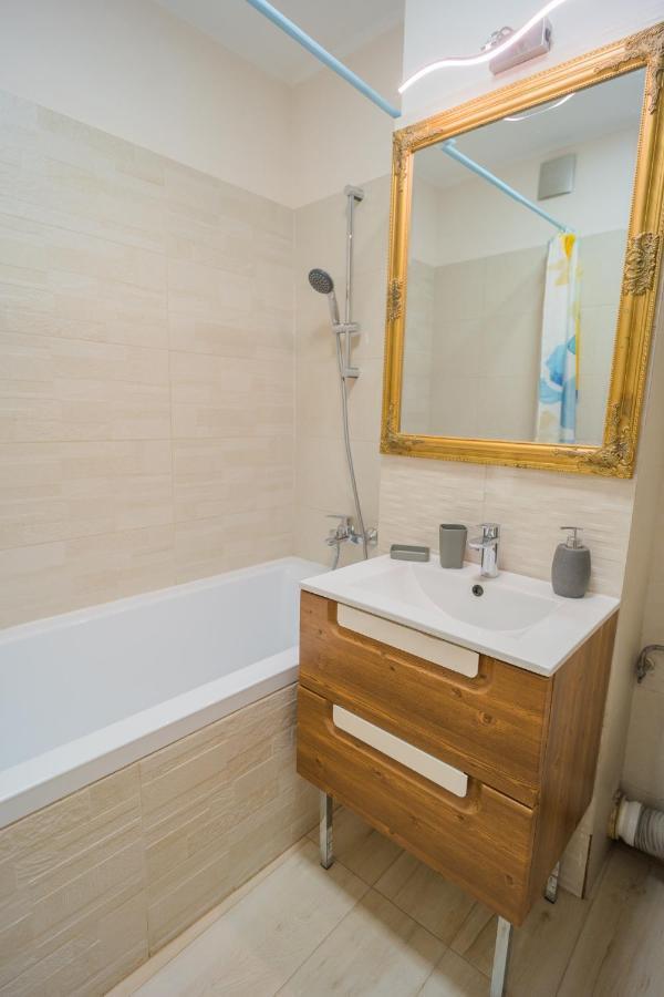 Cozy & Spacious 2Br Apartment With Netflix Bucarest Esterno foto