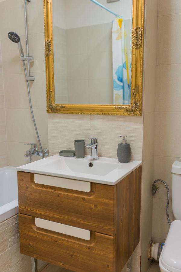 Cozy & Spacious 2Br Apartment With Netflix Bucarest Esterno foto